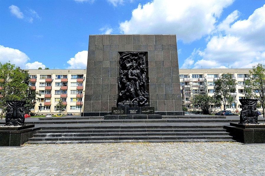 Пам'ятник героям Варшавського гетто