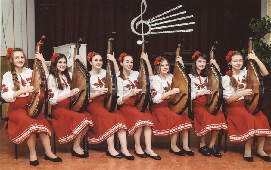 Ансамбль бандуристок Менської музичної школи. 2019 рік. Аня – крайня ліворуч