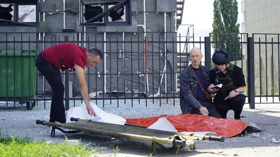 Батько читає молитву над сином