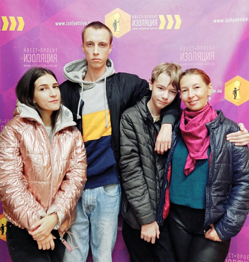 Максим Шелупець  із мамою, старшим братом Олександром і його дівчиною Діаною