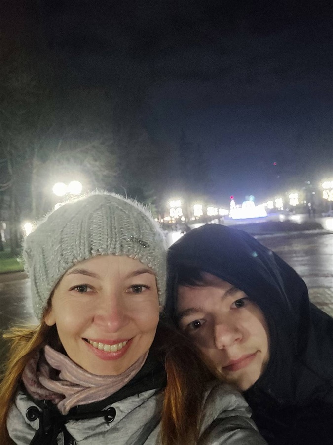 Максим разом з мамою, Мариною Шелупець