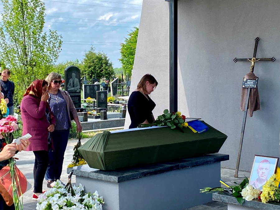 Ольга Прихідько прощається зі своїм чоловіком
