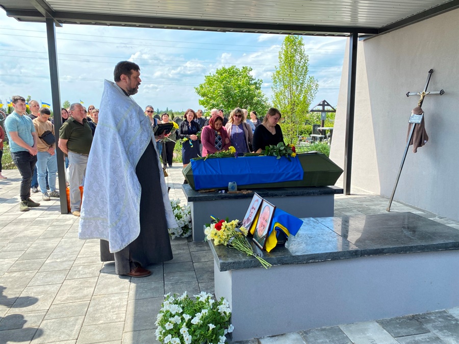 Священик відспівує захисників