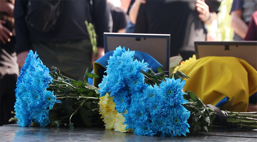 Квіти для вшанування добровольців
