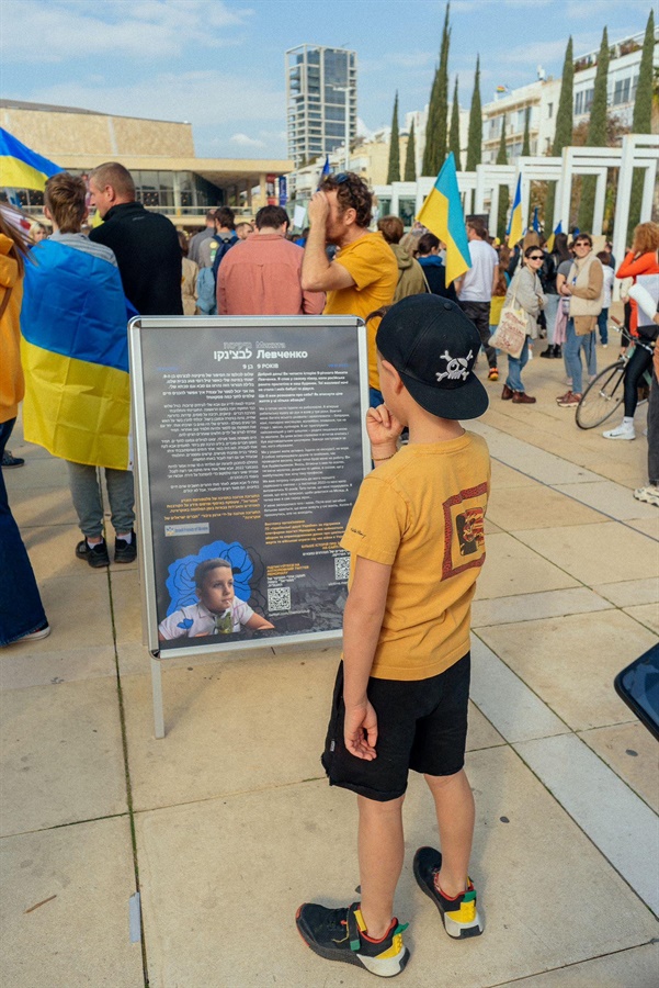 Хлопчик розглядає експозицію у Тель-Авіві