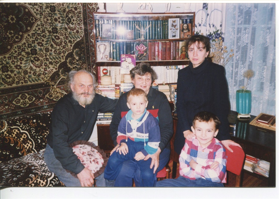 Павло та Галина Немировські з невісткою й онуками, Маріуполь, 2000 рік