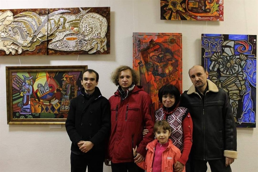 Родина Немировських на тлі робіт Даниїла, 2014 рік