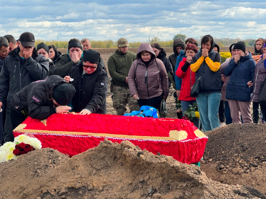 Із мамою прощається 13-річна донька 