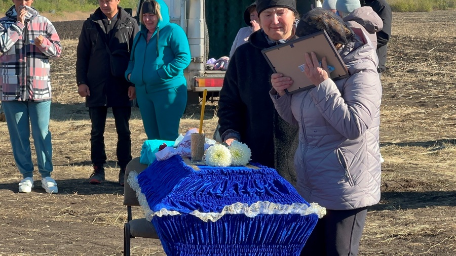 Бабуся обіймає фото Вані