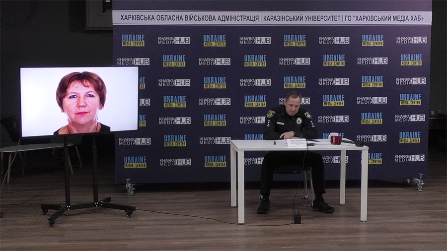 Сергій Болвінов показує фотографії вбитих. На світлині – Світлана Осипова, яка прийшла допомагати готувати поминальний обід