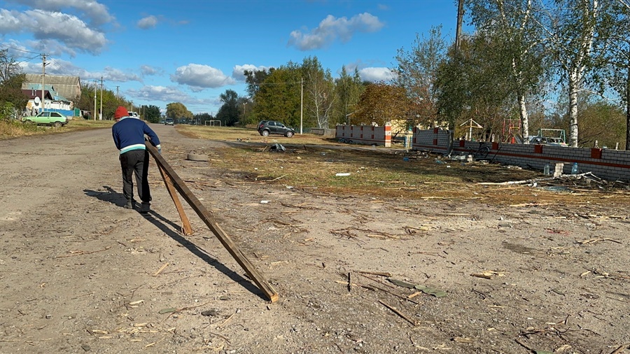 Павло несе дошки для ремонту дому