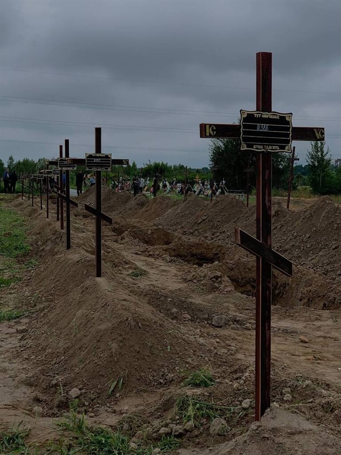 Могили невпізнаних людей у Бучі
