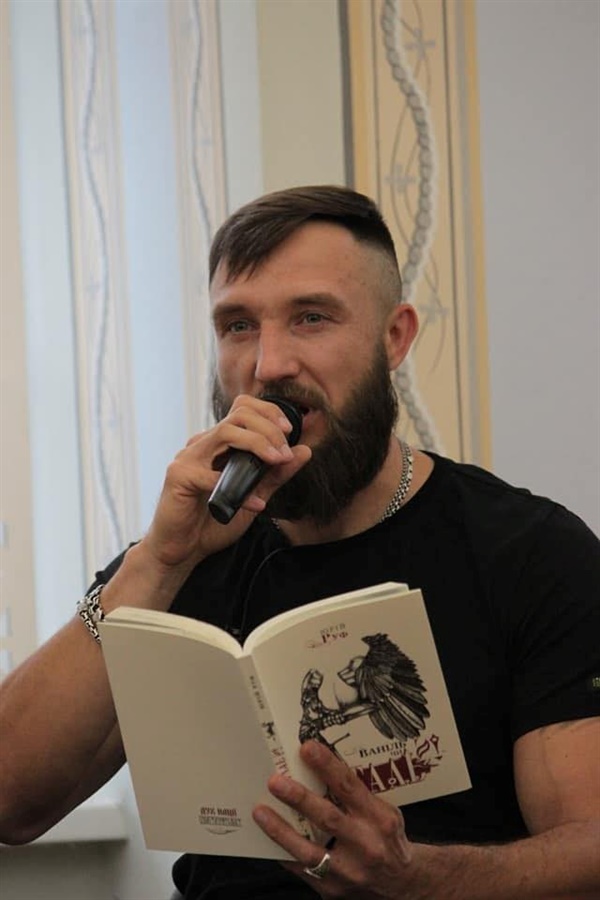 Юрій на презентації збірки "Ваніль чи сталь"