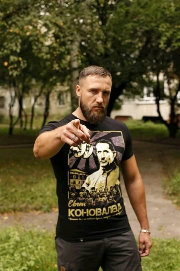 Юрій Руф у футболці власного виробництва 