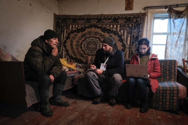 Документатори Truth Hounds та IPHR у спільній місії Чернігівщиною опитують свідка із села Петрушин_Daniel Rosenthal
