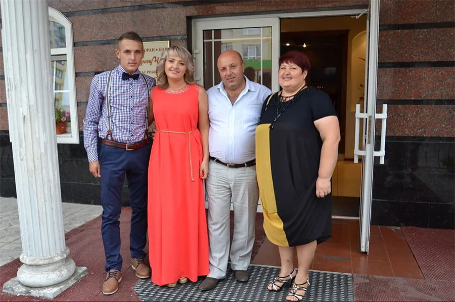 Олена Радченко із батьками та братом