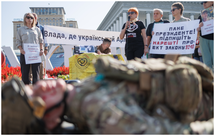«На тумбочці стояв прах з моєю дитиною. А я спала поряд». Рідні загиблих воїнів вимагають створити військове кладовище