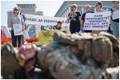 «На тумбочці стояв прах з моєю дитиною. А я спала поряд». Рідні загиблих воїнів вимагають створити військове кладовище