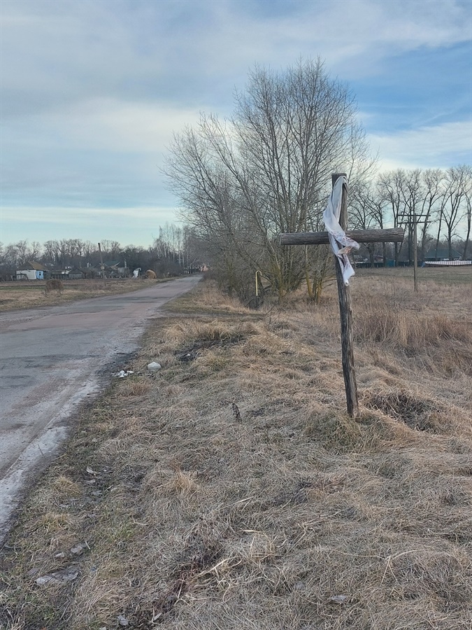 Осиковий хрест на в’їзді до села