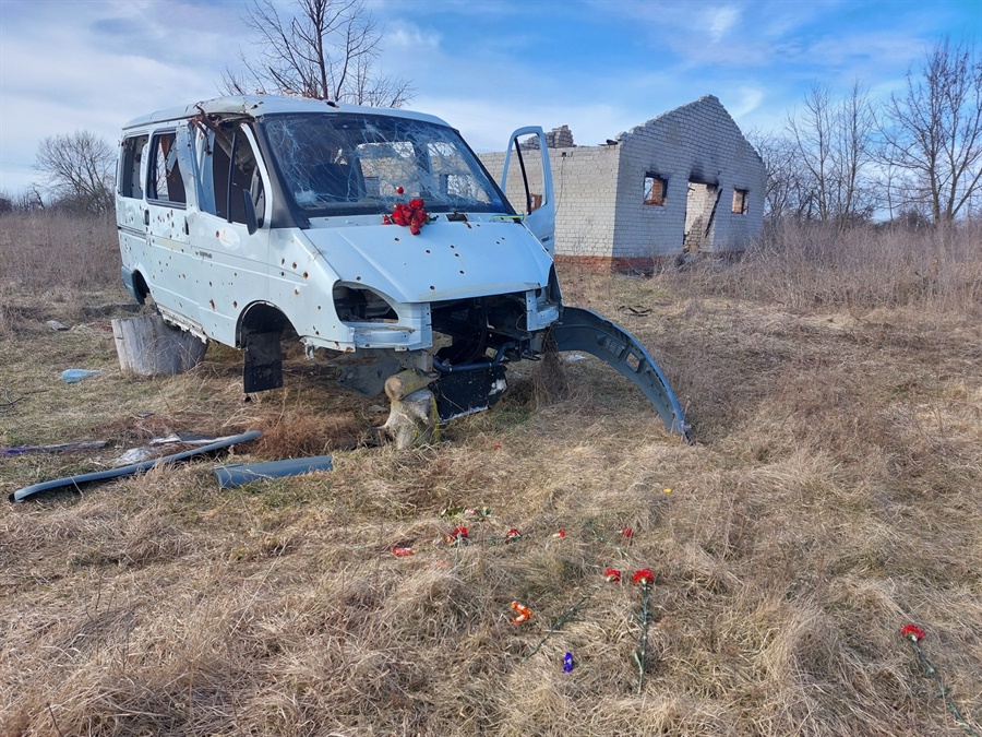 Цим мікроавтобусом евакуйовували поранених військових