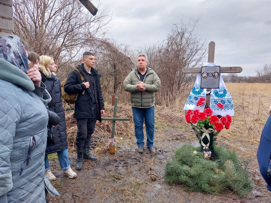Тут загинули брати Роман та Леонід Бутусіни. Під час бою хлопці зателефонували фермеру Григорію Ткаченку і попередили про те, що втримати село не вдасться. Нині сюди приїхав брат хлопців Григорій. Поруч – Григорій Ткаченко.