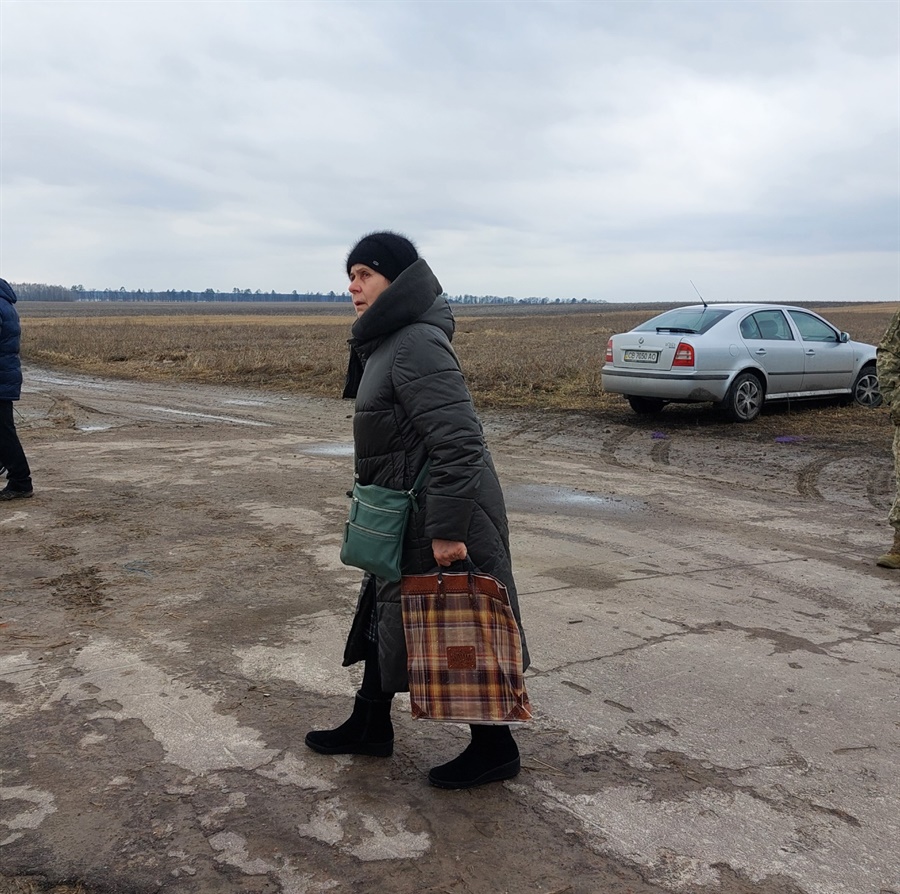 Тамара Авдієнко приїхала в Лукашівку вшанувати полеглих захисників та дізнатися, де саме загинув її син Микола. Але розповісти про це ніхто не зміг