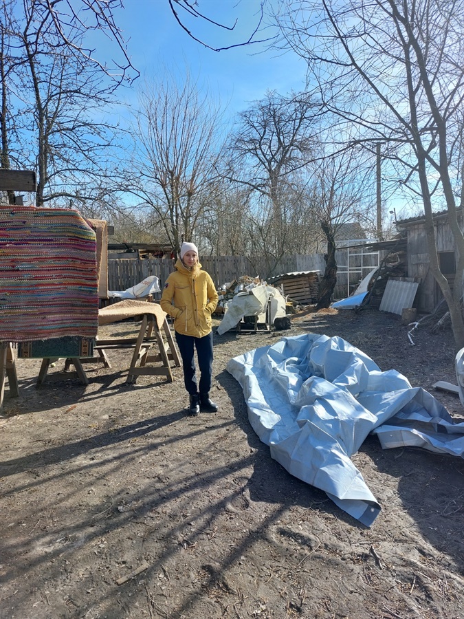 Оксана Дегтеренко на подвір’ї, де планували щасливе майбутнє з чоловіком