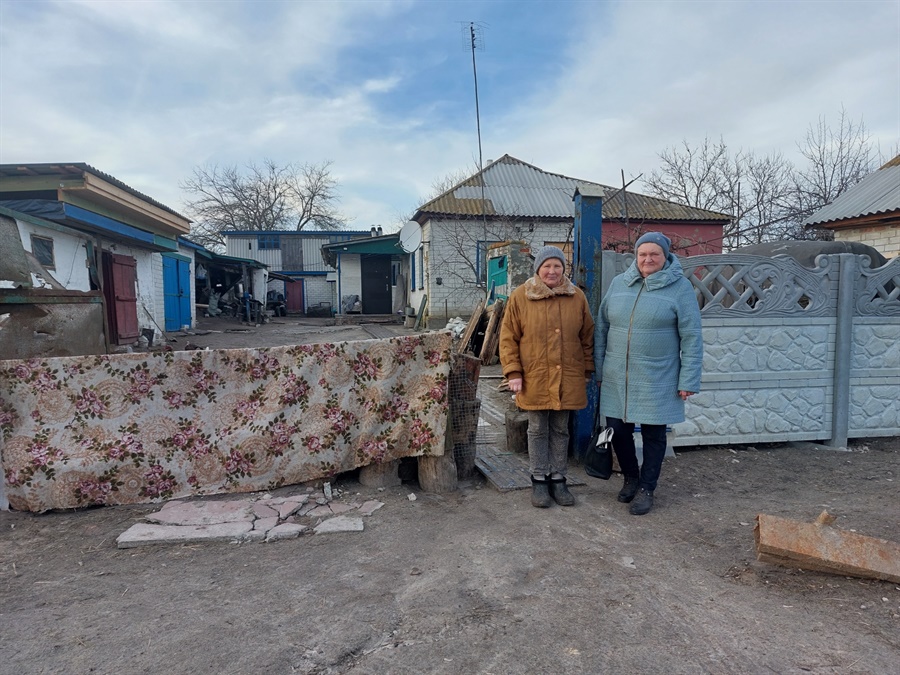 Подруги Надія Денисевич та Надія Басанець. У двір до пані Денисевич росіяни заїхали технікою. Тепер замість паркану там килим