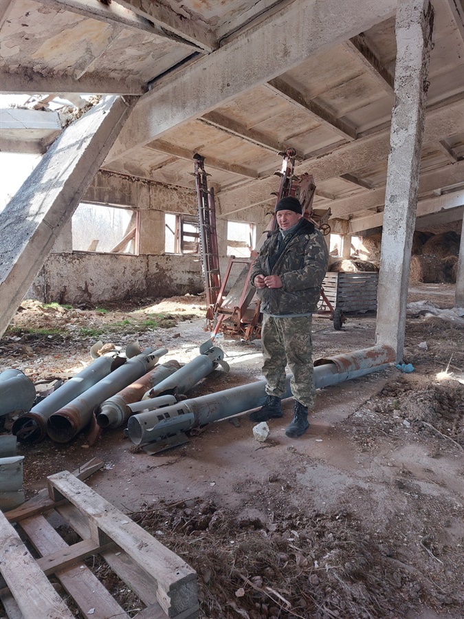 Сергій Дзвонник позбирав уламки снарядів з полів, які обробляє «Роса»