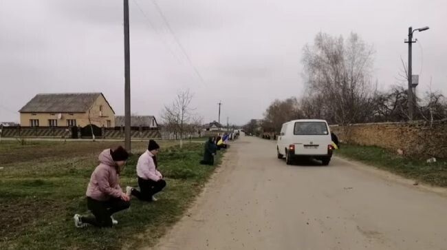 На Рівненщині на колінах зустрічають загиблого солдата Миколу Каращука