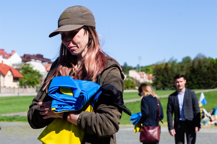 Рідні загиблого з прапором