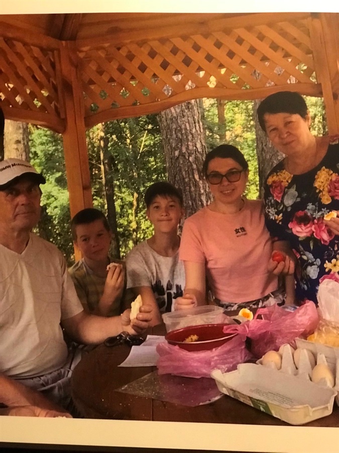 Оксана Болтушкіна разом із синами та своїми батьками – Ігорем та Галиною Болтушкінами