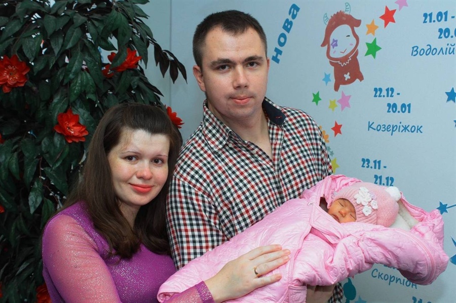 Мама і тато з новонародженим малям
