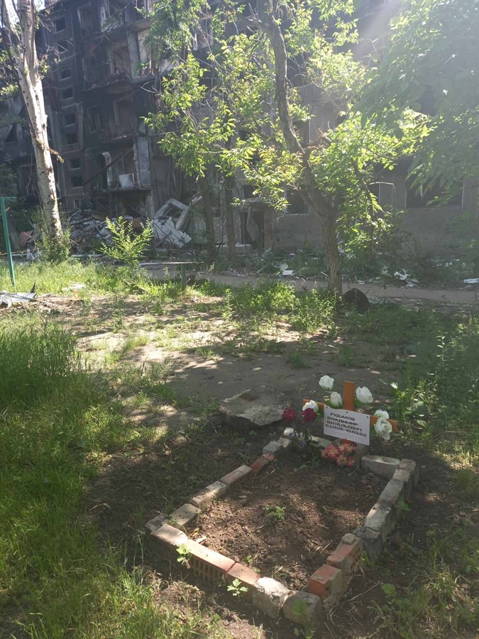 Могила Володимира Рудакова на подвір’ї