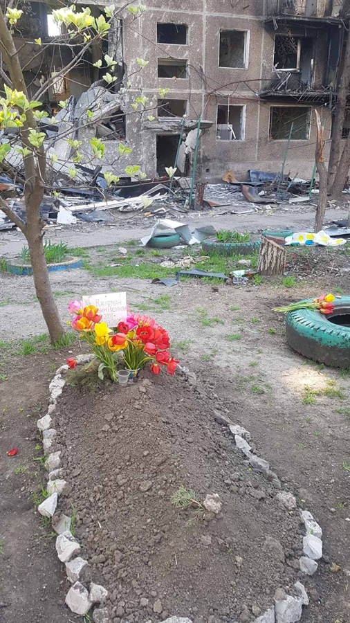 Могила Едвіна Кауфмана на подвір’ї