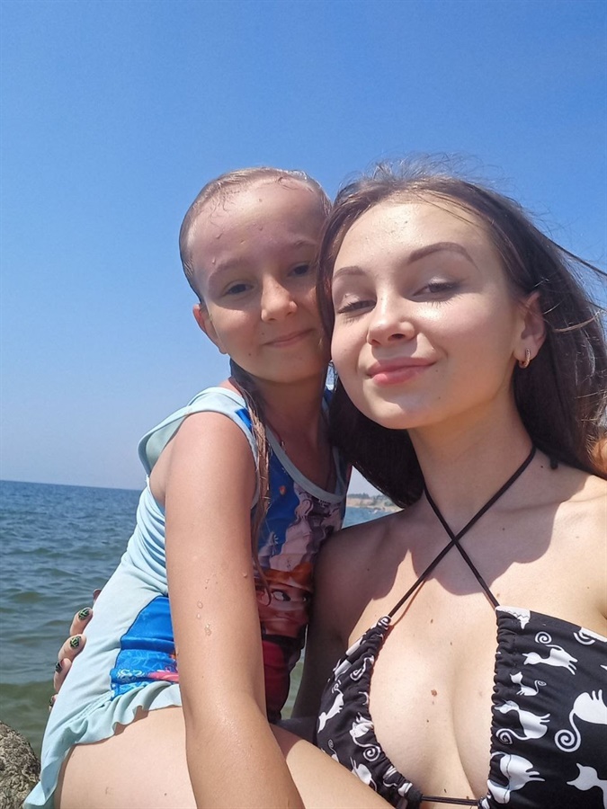 Настя Порохня разом з молодшою сестрою Сашею