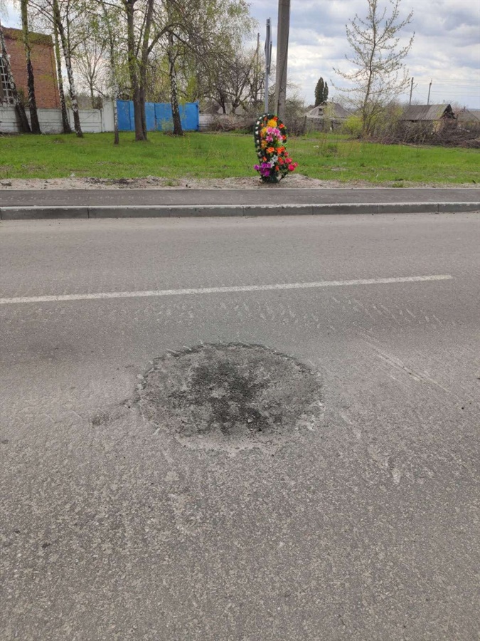 Квіти поблизу місця, де на міні підірвалося подружжя Гостєвих