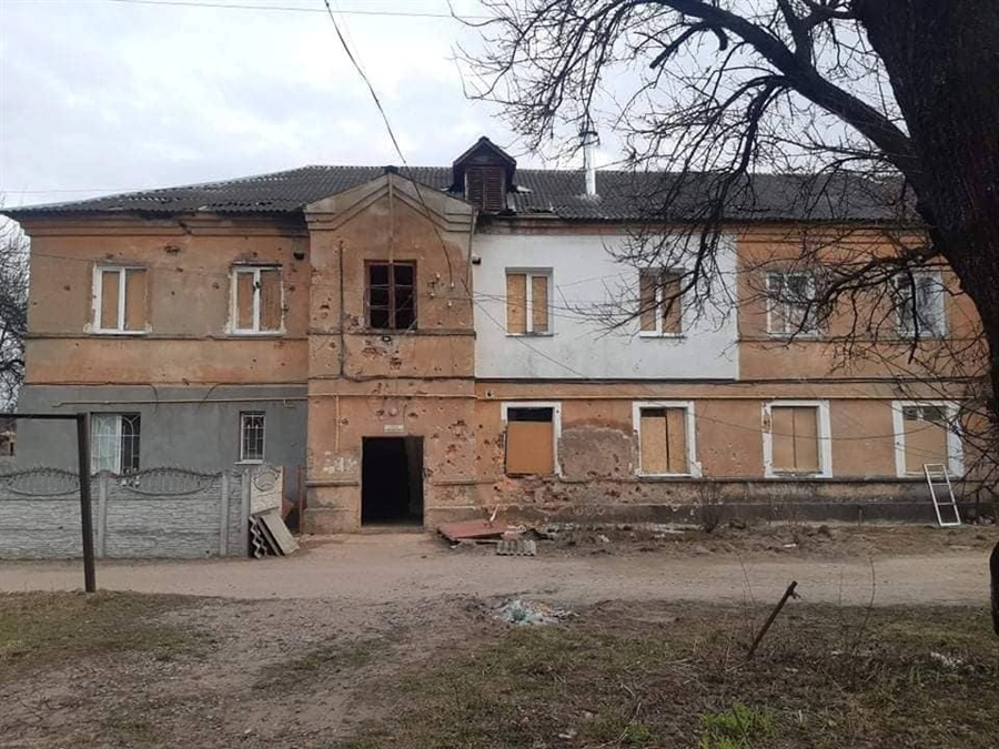 Обстріляний під'їзд сім'ї Усів