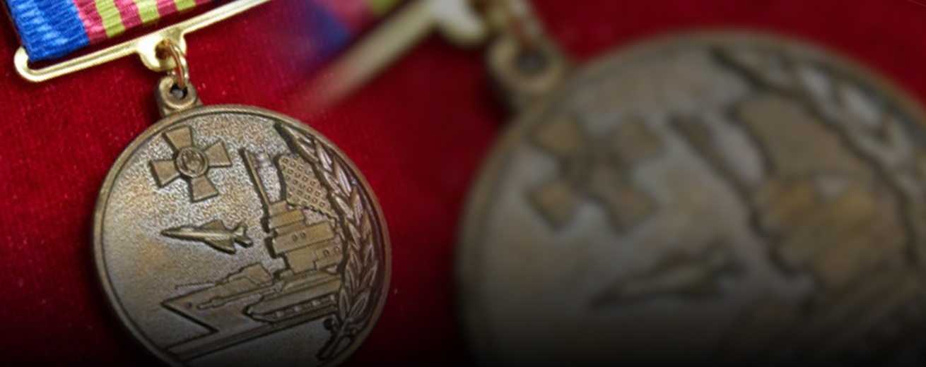 Нагрудний знак «За взірцевість у військовій службі» - фонове зображення