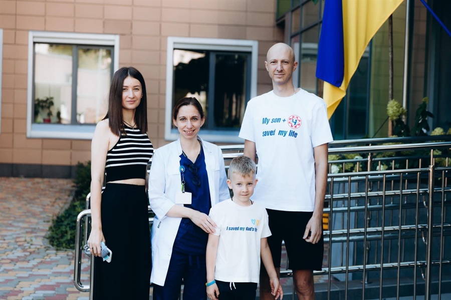 Оксана Леонтьєва з пацієнтами Олексієм і Макаром. Чоловікові пересадили стовбурові клітини від його сина