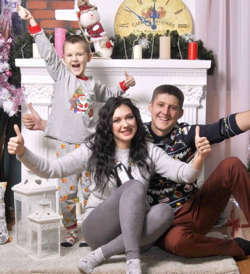 Артем Єрашов з батьками
