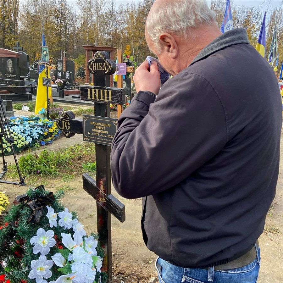 Бондо біля могил своїх синів