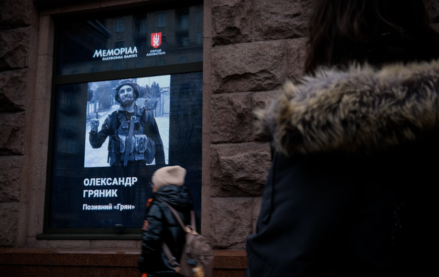 На екранах ЦУМу в Києві щодня вшановуватимуть пам'ять загиблих захисників Маріуполя