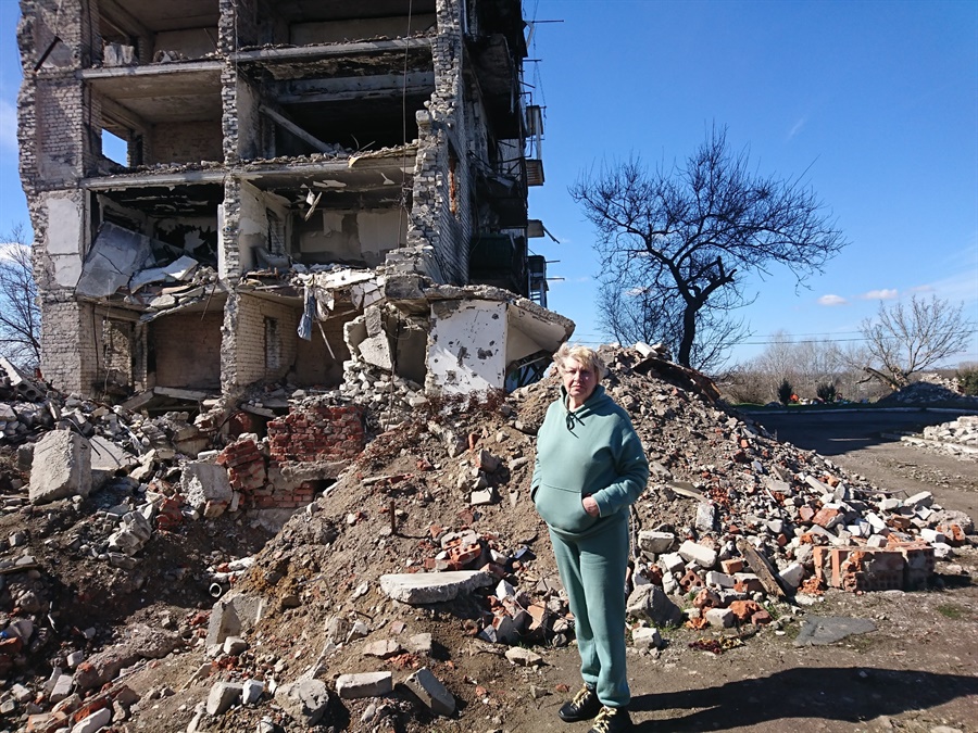 Тетяна Чвалун щодня гуляє з собакою біля руїн свого колишнього будинку. Тут загинуло півсотні людей.
