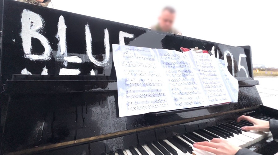  На піаніно пишуть позивний пілота і бортовий номер літака, на якому той літав. Поки на піаніно виконують прощальну мелодію, його підпалюють