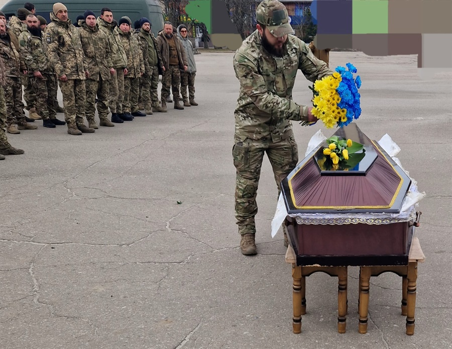 Під час прощання з полеглим побратимом, кожен боєць підходить до домовини, схиляє коліно, прощається із загиблим, говорить останні слова