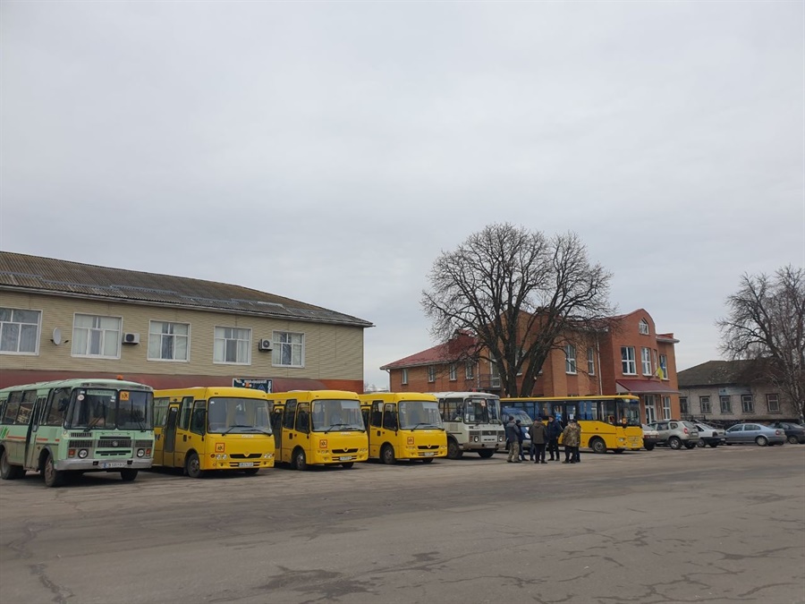 У перший день вторгнення на площі стояли автобуси на випадок, якщо знадобиться екстрена евакуація населення 
