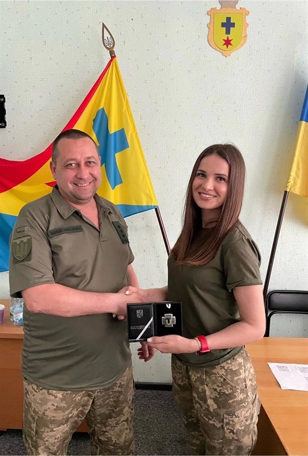 Катерина Бойко отримує відзнаку "Щит територіальної оборони"