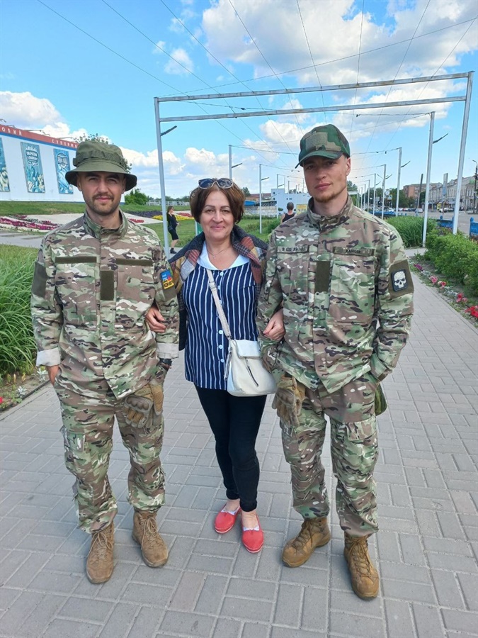 ​

Ілля з братом Назаром та мамою