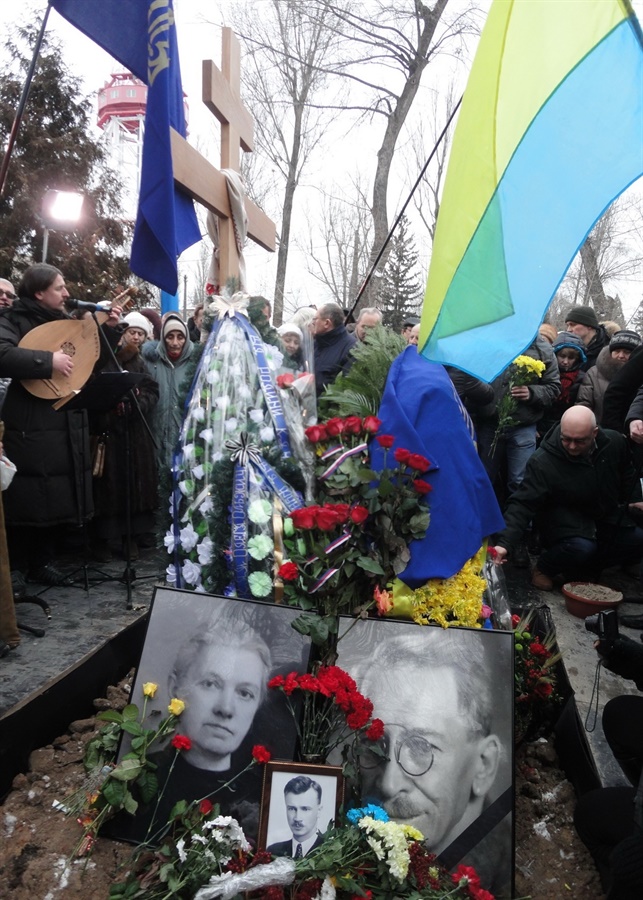 29 січня 2017 року в Києві на Лук’янівському кладовищі перепоховали поета Олександра Олеся та його дружину Віру Кандибу.